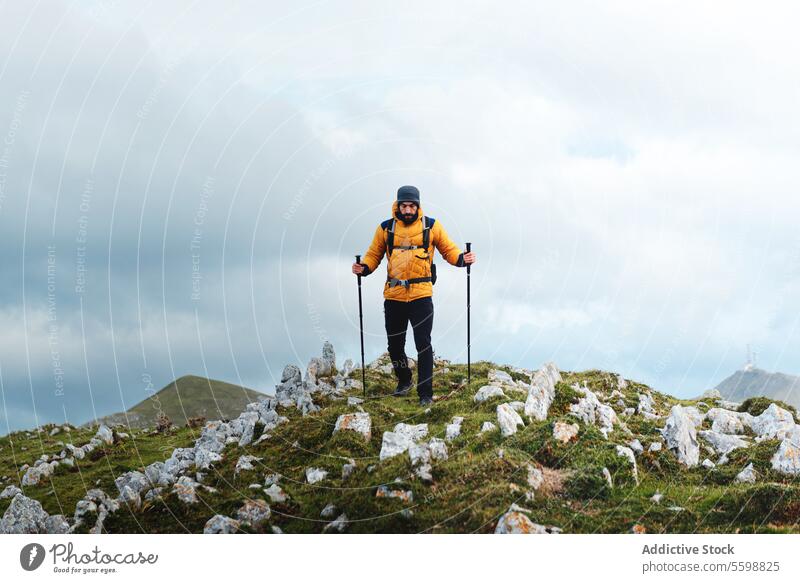 Bergsteiger beim Wandern in den Bergen Mann Erwachsener jung Kaukasier Trekking Wanderung Berge u. Gebirge Gipfel wolkig Wildnis laufen Sport extrem Erkundung