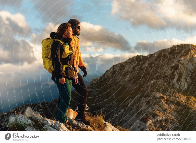 Menschen beim Wandern in den Bergen Mann Frau Erwachsener Kaukasier Wanderung Trekking Sport Berge u. Gebirge Abenteuer Sonnenuntergang reisen Paar Wanderer
