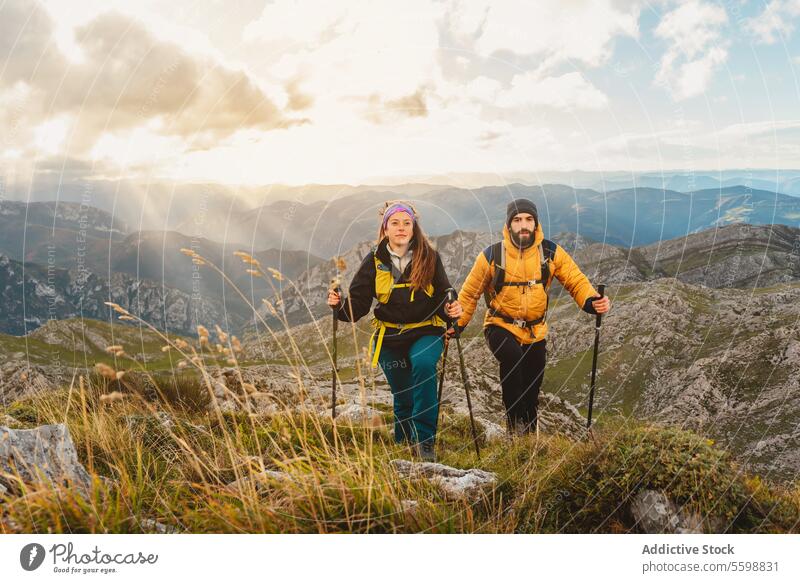 Sport und Aktivitäten in der Natur Frau Mann Erwachsener Mitte Paar Wanderung Klettern Berge u. Gebirge Abenteuer Trekking Gesundheit Wanderer Menschen Hügel
