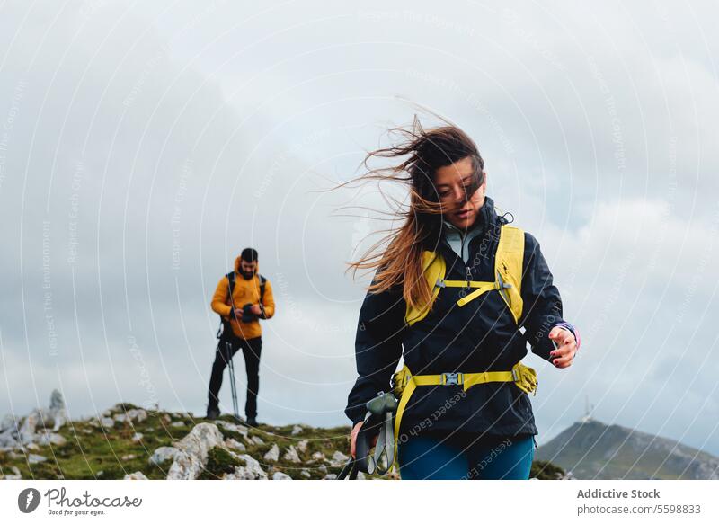 Bergsteiger beim Wandern in den Bergen Frau Erwachsener Paar Wanderung Trekking Sport Berge u. Gebirge Wind im Freien Kaukasier Person wandern Natur reisen