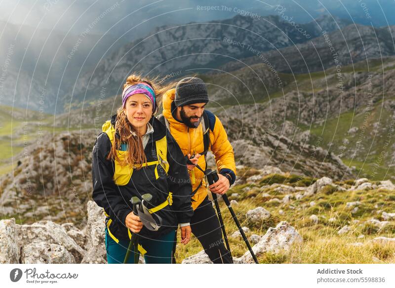 Menschen beim Trekking in den Bergen Frau Mann Erwachsener Kaukasier Wanderung Route Sport Wanderer Berge u. Gebirge Regen reisen Natur Gras Landschaft Paar