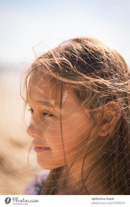 Kontemplation im Sonnenlicht Mädchen Profil Behaarung Nahaufnahme Strang Gelassenheit nachdenklich Ausdruck Gesicht Jugend Kind Starrer Blick Wärme Schatten