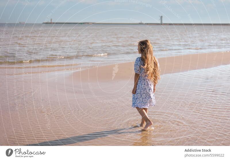 Gelassenheit am Meer Mädchen Kleid MEER Horizont Strand Sand winken Wasser Uferlinie Muster weiß Stehen Behaarung Kupplung Starrer Blick Küste
