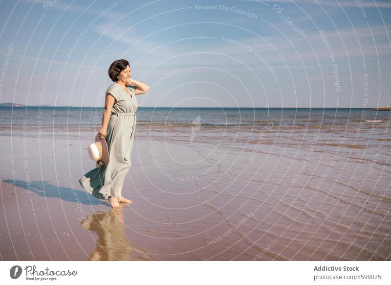 Frau mit Blick auf den Meereshorizont Strand Kleid Sonne Hut Sand Reflexion & Spiegelung MEER Horizont Himmel Starrer Blick Sommer Küste Wasser winken