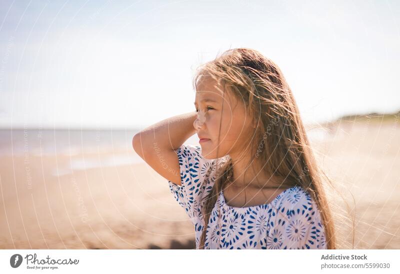 Kontemplation im Sonnenlicht Mädchen Profil Behaarung Nahaufnahme Strang Gelassenheit nachdenklich Ausdruck Gesicht Jugend Kind Starrer Blick Wärme Schatten
