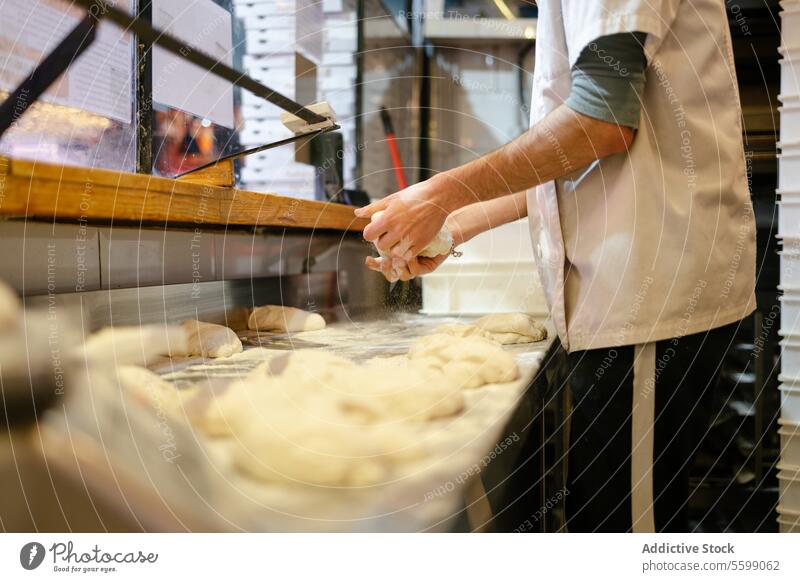 Die Hände des Bäckers kneten Nahaufnahme unkenntlich Teigwaren Kneten Bäckerei Mehl Arbeit Koch Menschen traditionell backen Vorbereitung Herstellung Beruf