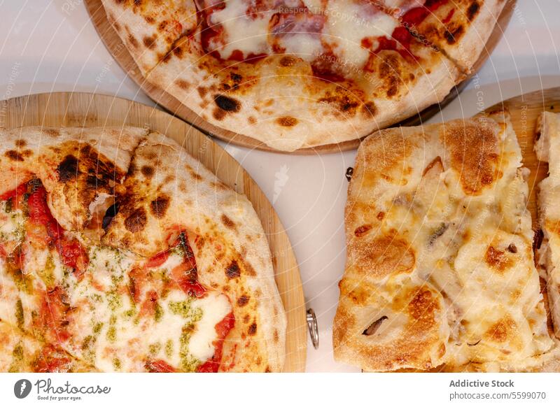 Overhead-Porträt von mehreren Pizzen Lebensmittel Pizza Italienisch Restaurant Abendessen Schinken Käse neapolitanisch traditionell Mahlzeit lecker Ofen frisch