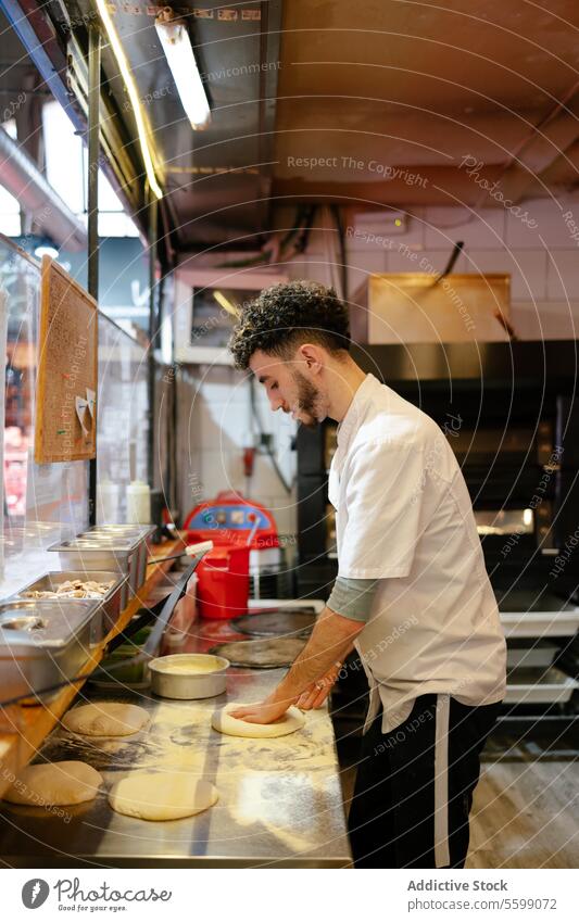 Pizzamann macht Pizzaform Porträt arabisch Bäcker Teigwaren Kneten Formgebung Bäckerei Mehl Arbeit Koch traditionell backen Vorbereitung Herstellung Beruf