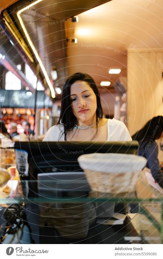 Frau benutzt den Bildschirm einer Registrierkasse Porträt Verkauf Assistent Laden Bargeld anmelden Business Unternehmer Lebensmittel Brot Café Dienst Bäckerei