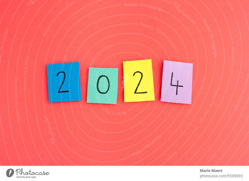 2024 auf bunten Zetteln Jahr Neujahr Silvester u. Neujahr Jahreswechsel Feste & Feiern Papier Zahlen Grafik u. Illustration