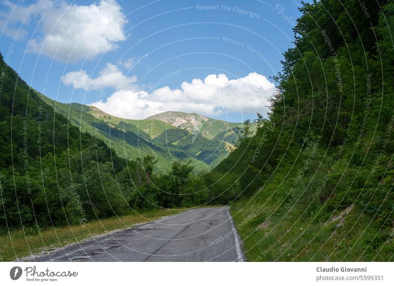 Berglandschaft entlang der Straße nach Terminillo Europa Italien Juli Lazio Rieti Sella di Leonessa Farbe Tag Landschaft Berge u. Gebirge Natur Fotografie