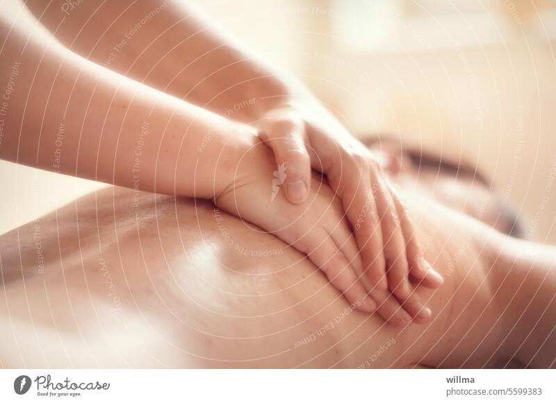 Jede Woche eine Rückenmassage, gratis bitte Massage Phsysiotherapie Wellness Hände entspannend Behandlung sanft nackt Wohlbefinden Therapie Haut Körper