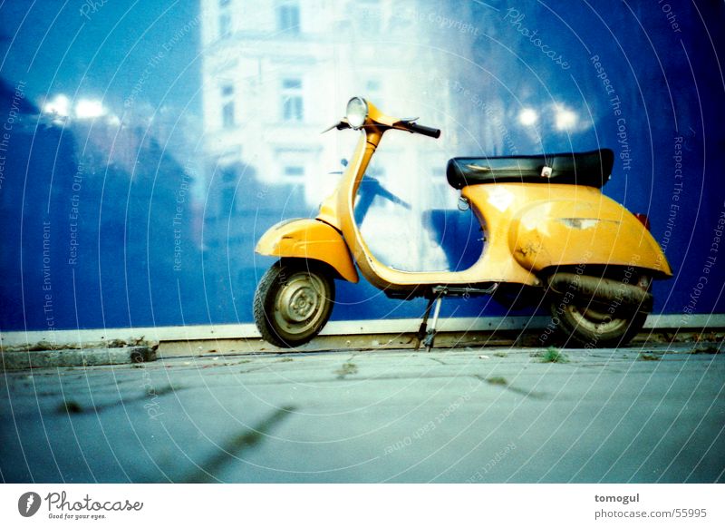 Wenn Schnecken träumen Verkehrsmittel Kleinmotorrad parken blau-gelb-kontrast Lomografie warten wartestellung