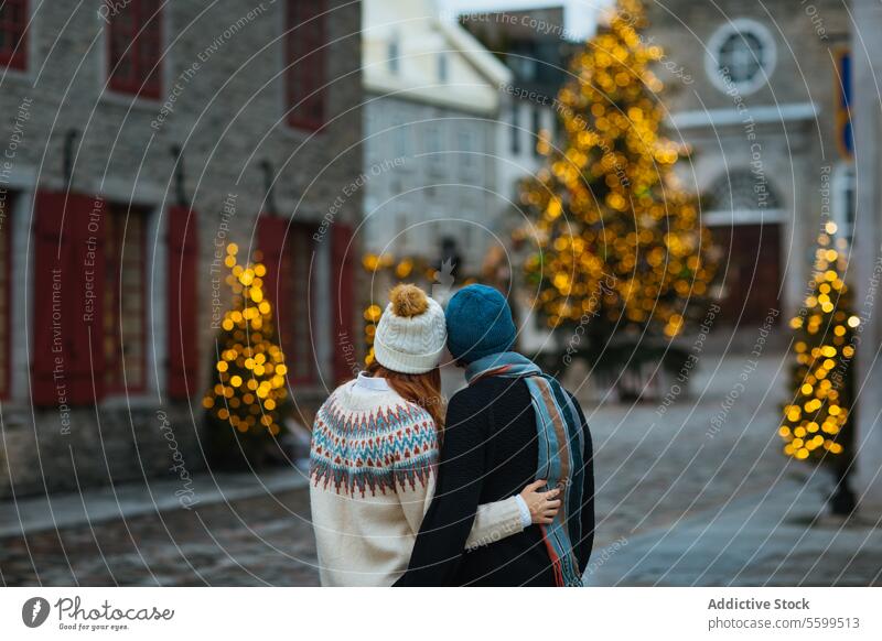 Ein sich umarmendes Paar in einer festlichen Weihnachtsstraße in Quebec, Kanada Umarmung Weihnachten Straße Dekoration & Verzierung Baum funkeln Architektur