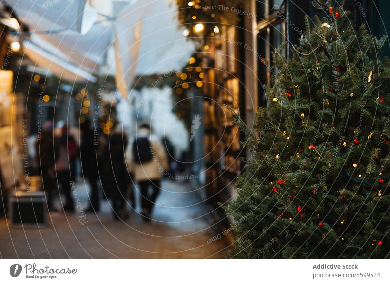 Weihnachtsmarktatmosphäre mit festlicher Dekoration Weihnachten Markt Käuferinnen Lichter dekoriert Baum Feiertag Saison Sprit schlendern Atmosphäre