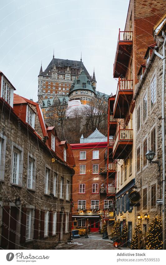 Historische Architektur im europäischen Stil mit Schloss im Hintergrund in Quebec, Kanada Kopfsteinpflaster Straße Europäer traditionell Gebäude
