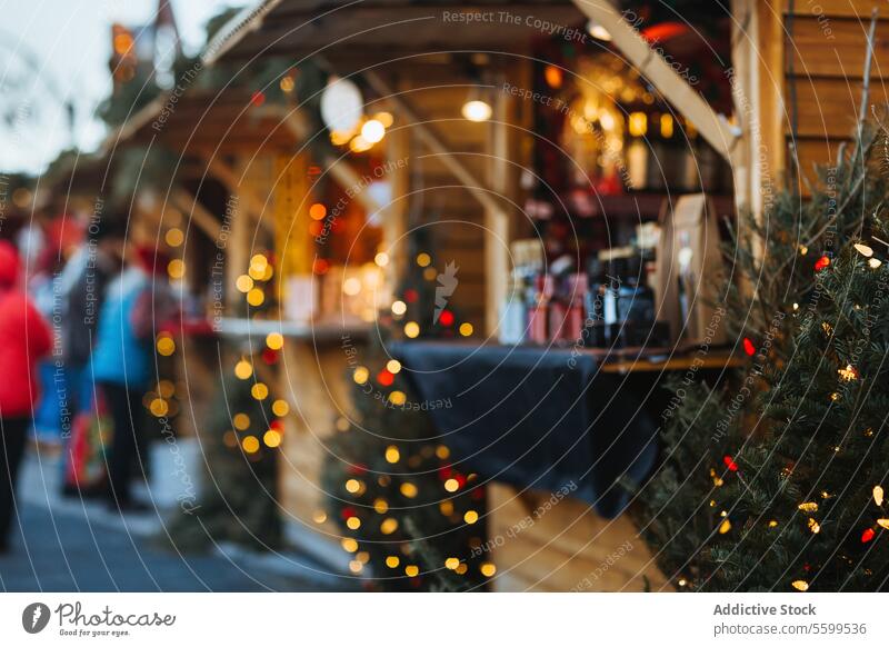 Festlicher Weihnachtsmarktstand mit glitzernden Lichtern Weihnachten Markt Verkaufswagen festlich Dekoration & Verzierung Feiertag Sprit Besucher durchsuchen