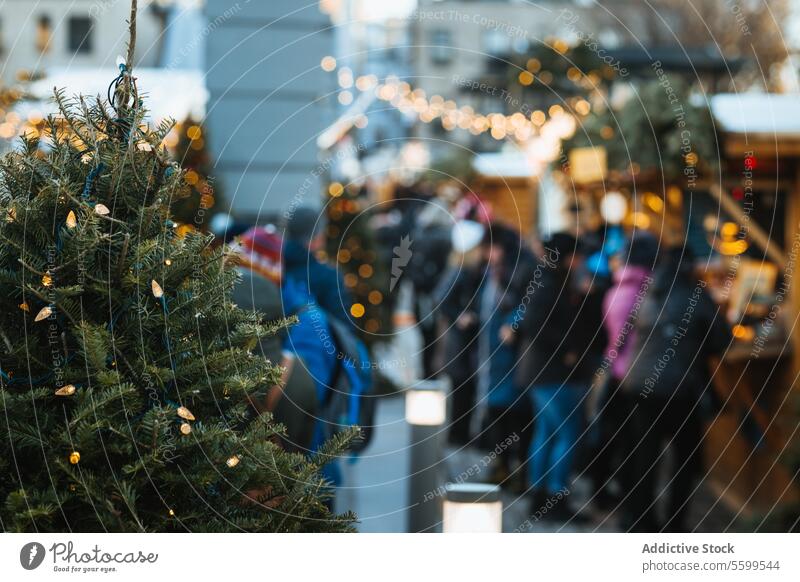 Belebte Weihnachtsmarktszene mit festlicher Dekoration in Quebec, Kanada Weihnachten Markt Käuferinnen Dekorationen Lichter Feiertag Atmosphäre gemütlich Winter