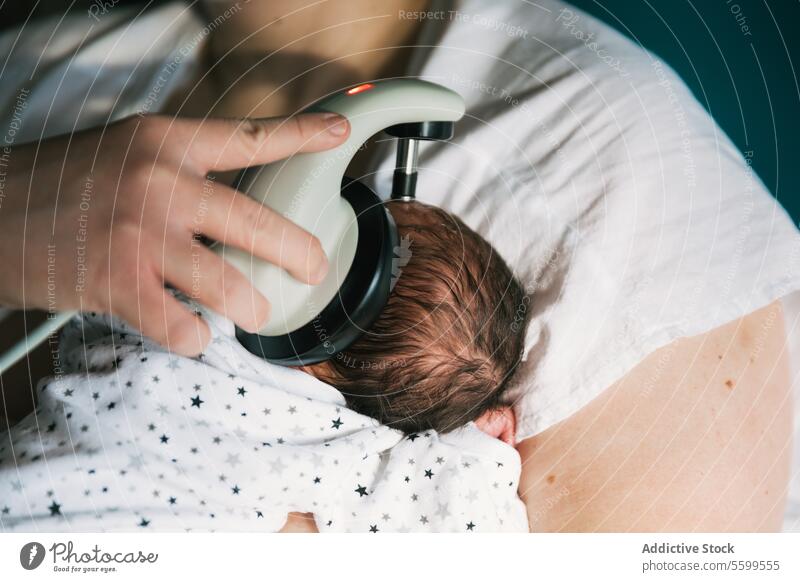 Crop Mom prüft das Gehör eines Säuglings im Krankenhaus Mutter Baby prüfen Prüfung Gerät abr Station Bildschirm Frau modern Technik & Technologie Scan Hirnstamm