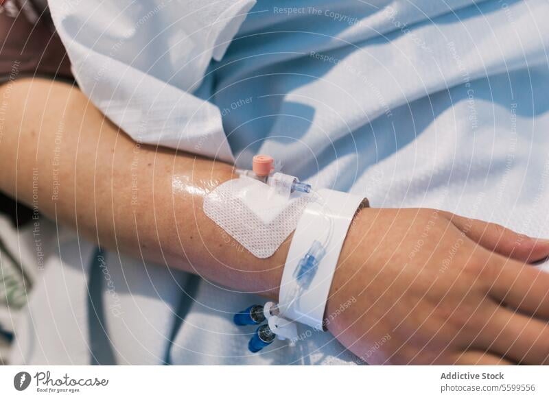 Nahaufnahme der Hand eines Patienten in einem Krankenhausbett. geduldig intravenös Bett medizinisch Medizin Gesundheit Behandlung Einspritzung Tube Medikament