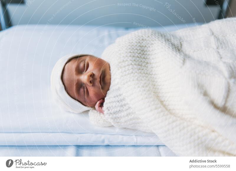 Ein neugeborenes Baby schläft in seinem Bettchen auf der Entbindungsstation eines Krankenhauses. schlafen Babybett Raum friedlich Unschuld Weichheit Anfänge