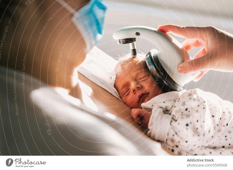 Mutter macht ABR-Screening für Baby im Krankenhaus prüfen Gehör Prüfung Gerät abr Station Bildschirm Frau modern Technik & Technologie Scan schlafen geduldig