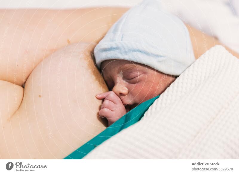 Niedliches neugeborenes Baby, das auf der Brust seiner Mutter im Krankenhauszimmer schläft. Säugling schlafen Bett Mutterschaft Geburt warm Bonden Mama behüten