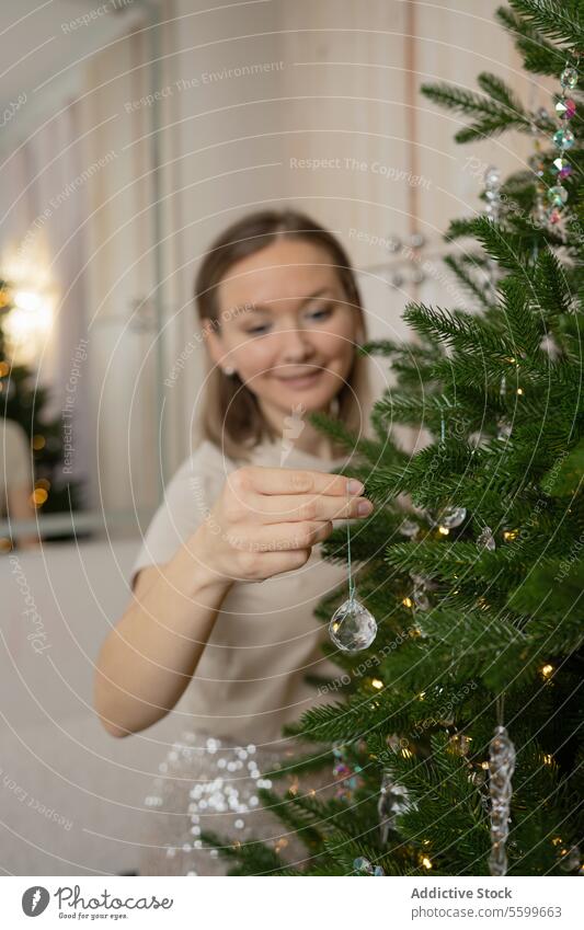 Frau schmückt Weihnachtsbaum mit festlicher Freude Weihnachten Baum Dekoration & Verzierung Lametta Silber Feiertag Saison Glück heiter Raum Licht Tradition