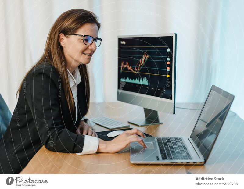 Lächelnde Händlerin bei der Arbeit am Laptop Frau Makler binär Option benutzend Browsen Handel Tabelle Grafische Darstellung finanziell Monitor Computer Analyst
