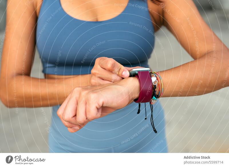Aktive Frau überprüft Fitness-Tracker während des Trainings Lateinamerikaner smartwatch Übung Technik & Technologie Gesundheit Sport aktiv Lifestyle Monitor