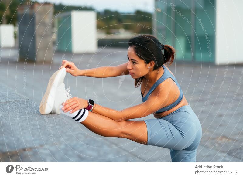Outdoor-Fitness-Stretch von einer lateinamerikanischen Frau. Lateinamerikaner strecken im Freien Sportbekleidung Athlet Gesundheit aktiv Lifestyle Übung