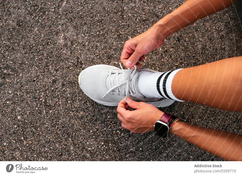 Frau bindet Schuhe zu und bereitet sich auf einen Lauf vor Lateinamerikaner Kopplungsbindung rennen Übung Vorbereitung Nahaufnahme Läufer Fitness Sport Training