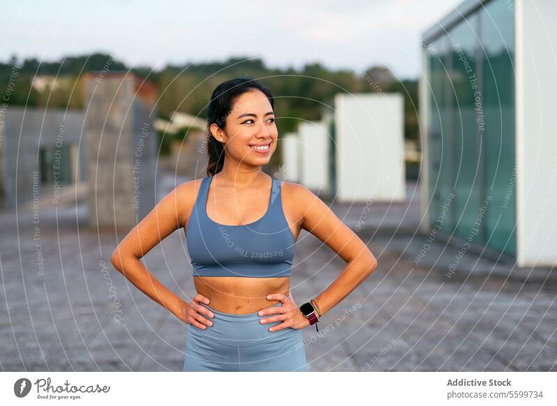 Selbstbewusste Latina-Sportlerin macht eine Pause im Freien Frau lateinamerikanisch Athlet Lächeln selbstbewusst Training Ausrüstung Übung Sitzung Fitness aktiv