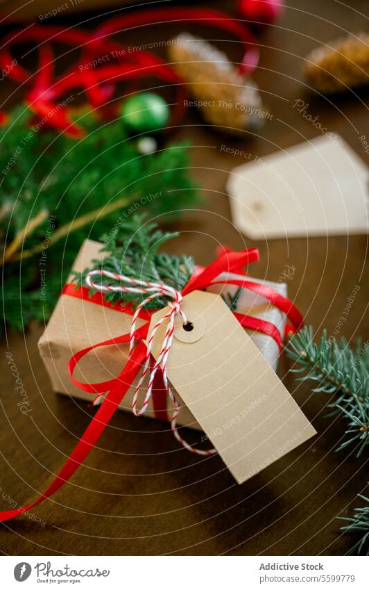 Hohe Winkelansicht des Weihnachtsgeschenks auf dem Tisch horizontal Bändchen Person Papier dekorierend im Innenbereich Glück Frau Schleife heimwärts