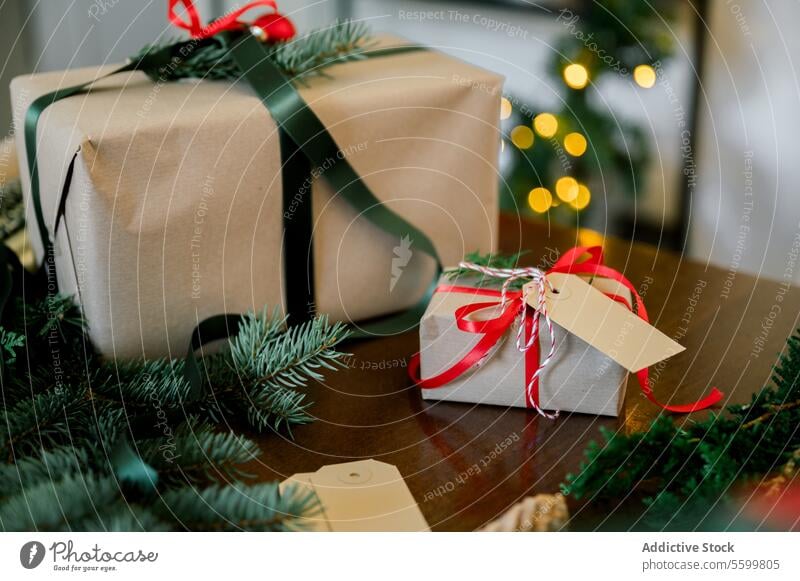 Hohe Winkelansicht des Weihnachtsgeschenks auf dem Tisch horizontal Bändchen Person Papier dekorierend im Innenbereich Glück Frau Schleife heimwärts