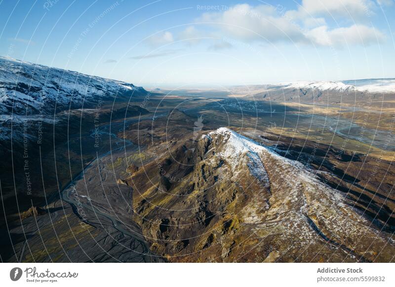 Luftaufnahme eines verschneiten Bergrückens in Thorsmork Antenne Ansicht Schnee Verschlussdeckel Berge u. Gebirge Kamm Tal isländisch Hochland Natur im Freien