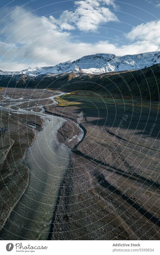 Fluss Thorsmork Valley und verschneite Berggipfel Schuss Irrfahrt Tal Berge u. Gebirge Hintergrund Himmel Cloud isländisch Hochland Landschaft Natur im Freien
