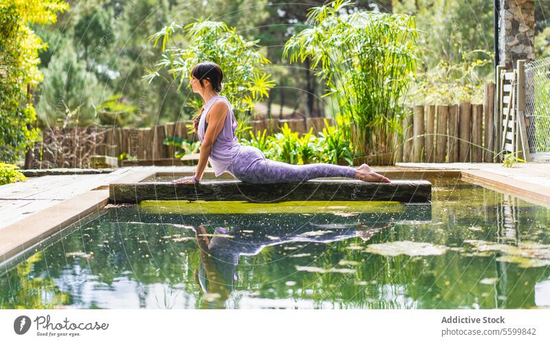 Frau übt Yoga, liegend in Kobra-Pose (Bhujangasana Übung) im Freien bhujangasana Ästhetik Gleichgewicht Brücke Ruhe Konzentration Selbstvertrauen Textfreiraum