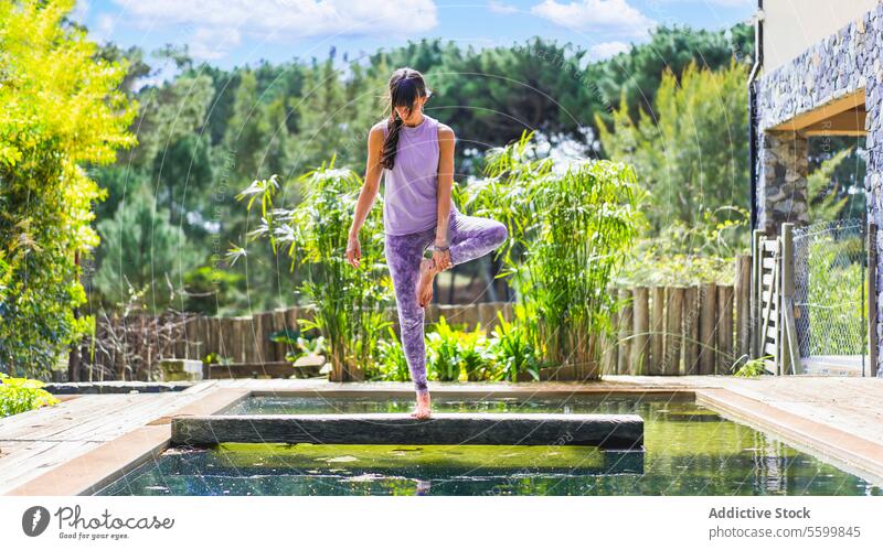 Mittlere erwachsene Frau übt Yoga an einem Pool. Ästhetik Gleichgewicht Brücke Ruhe Konzentration Selbstvertrauen Übung trainiert. passen Fitness Flexibilität