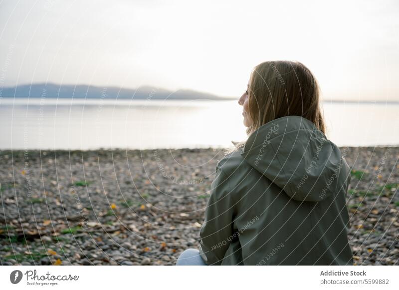 Seitenansicht einer wegschauenden Frau gegen den See Person jung Natur Wasser Erwachsener Blick Porträt Freizeit Lifestyle Glück Stehen Kaukasier Urlaub einsam