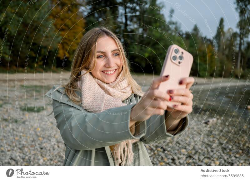 Porträt einer jungen Frau, die ein Selfie am See macht Person allein Telefon Urlaub Mädchen Natur Glück Lifestyle Wasser Freiheit Kaukasier Mobile Freizeit