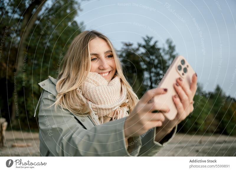Porträt einer jungen Frau, die ein Selfie am See macht Person allein Telefon Urlaub Mädchen Natur Glück Lifestyle Wasser Freiheit Kaukasier Mobile Freizeit