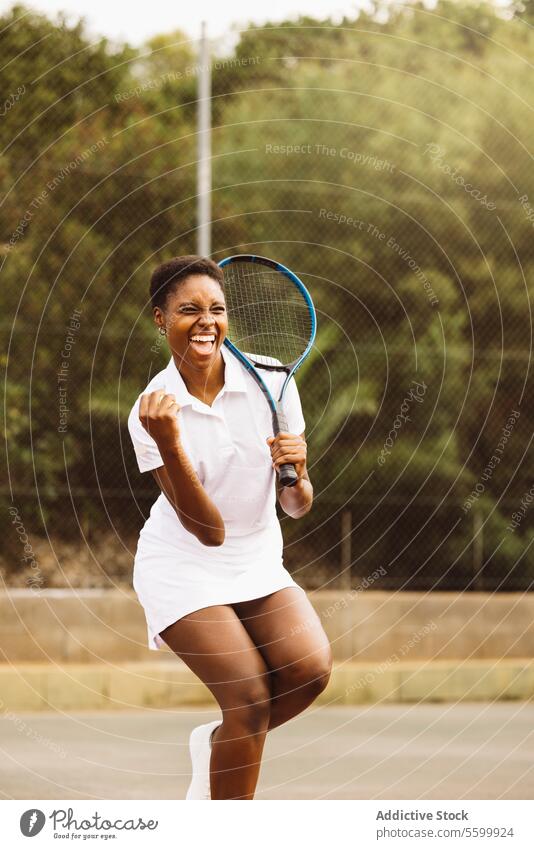 Frau feiert einen Punkt bei einem Tennisspiel aktiver Lebensstil Aktivität Amateur schön schöne Frauen zu feiern Feier heiter Konkurrenz Gericht Überschwänglich