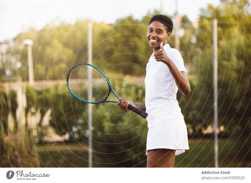 Junge schöne Frau beim Tennisspiel aktiv aktiver Lebensstil Aktivität Amateur Athlet Ball schöne Frauen Schönheit schwarz heiter Gericht Vielfalt Genuss Übung