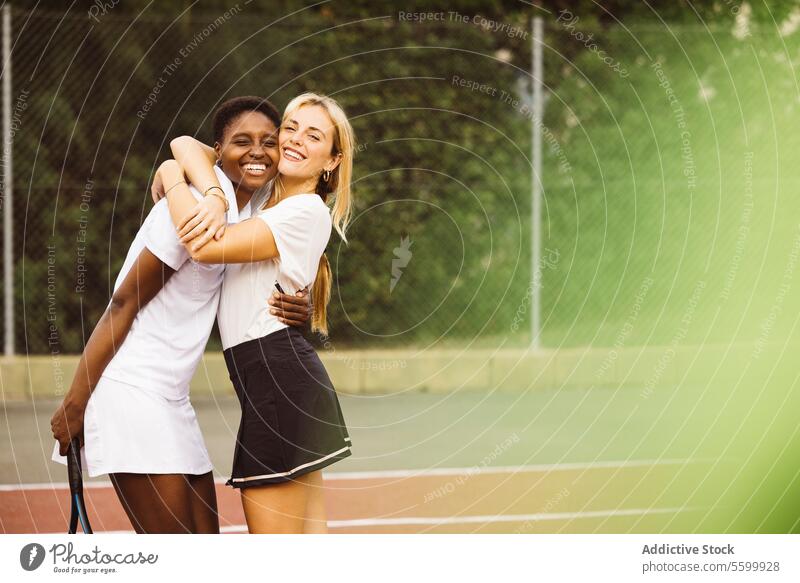 Porträt von zwei glücklichen Frauen auf einem Tennisplatz aktiver Lebensstil Aktivität Amateur Athlet Ball schön schöne Frauen heiter Konkurrenz Gericht