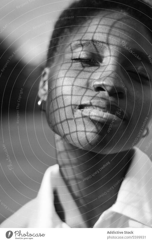 Porträt einer jungen schönen schwarzen Frau aktiver Lebensstil Aktivität Amateur Athlet schöne Frauen Schönheit Schwarze Genuss Freude Netz im Freien Menschen