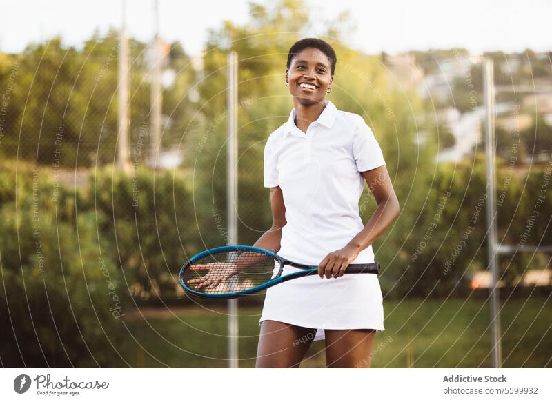 Junge schöne Frau beim Tennisspiel aktiv aktiver Lebensstil Aktivität Amateur Athlet Ball schöne Frauen Schönheit schwarz heiter Gericht Vielfalt Genuss Übung