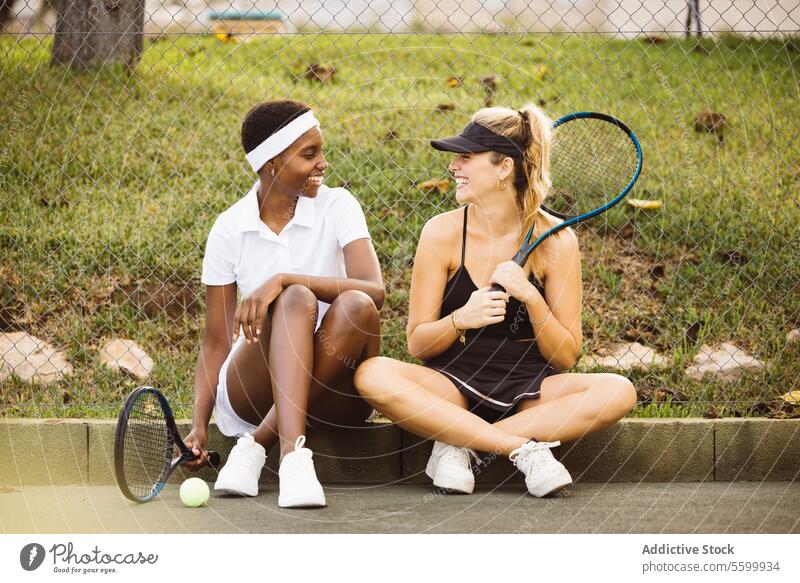 Junge schöne Frauen machen sich für ein Tennismatch bereit. aktiver Lebensstil Aktivität Amateur Athlet Ball heiter Konkurrenz Gericht Vielfalt Genuss Übung