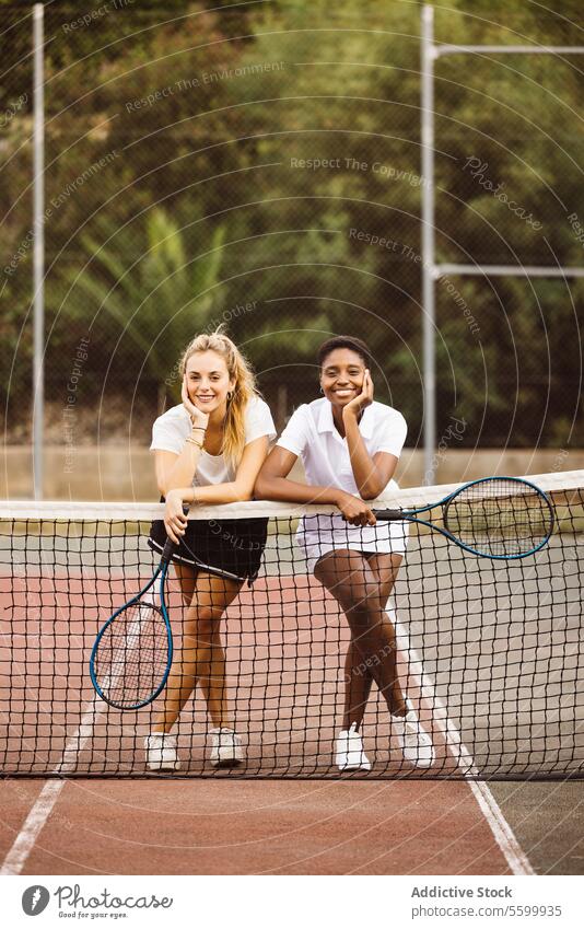 Porträt von zwei jungen Frauen auf einem Tennisplatz aktiver Lebensstil Aktivität Amateur Athlet Ball schön schöne Frauen heiter Konkurrenz Gericht Vielfalt
