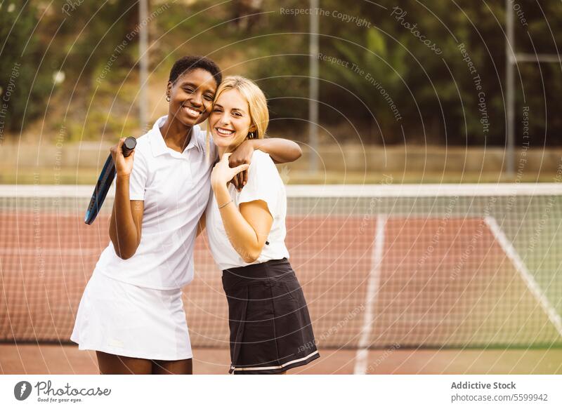 Porträt von zwei glücklichen Frauen auf einem Tennisplatz aktiver Lebensstil Aktivität Amateur Athlet Ball schön schöne Frauen heiter Konkurrenz Gericht